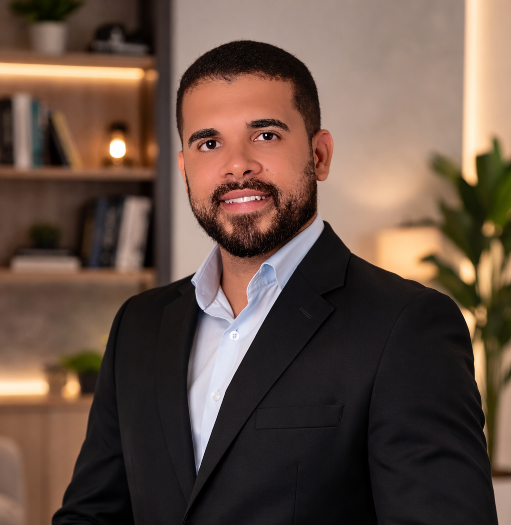 Dr. Elder Gomes Pereira, psicólogo clínico, em seu consultório